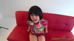 Redare Experimentați realitatea palpitantă a unei adolescente britanice din Leeds, Yorkshire, în timp ce ea suge pentru prima dată pula unui tocilar în lenjerie intimă