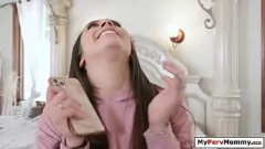 Reproducir Lilly Hall en una ardiente sesión POV con su madrastra latina tetona, con acción de coño afeitado, chupada de pelotas y una gran polla