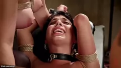 Abspielen Stieftochter wird in einer Hardcore-Dreier-Fantasie gefesselt und zwischen Stiefmutter und ihrem Liebhaber geteilt