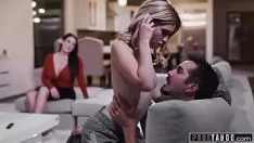 Jouer L'insegnante di pornografia ravviva la vita amorosa di una coppia di studenti