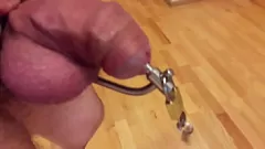 Odtwórz Ekstremalny fetysz BDSM: męska czystość cewki moczowej z wkładaniem małej kuli i głębokim dźwiękiem kutasa