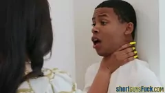 Afspelen Mollige ebony babe met grote tieten en een enorme kont wordt gespitroast door twee kleine jongens in een wild trio