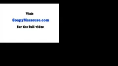 Odtwórz Brunetka robi loda i ręczną robotę pod gorącym prysznicem swojemu gorącemu masażyście