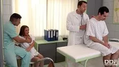 Oynat Seks Sonrası Çılgın Bir Doktorun Ofisinde Kontrol Ve Seks