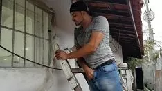 تشغيل تراه العامل عارياً في الحمام ومارس الجنس في ظهره