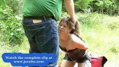 Jouer Dans la forêt, il essaie de fantasmer sur le client et se fait baiser brutalement dans la bouche