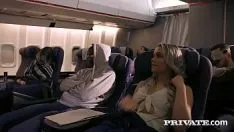geile Blondine fickt ihr Flugzeug mit männlichem Mann