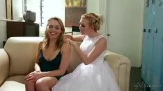 Jouer La mariée reçoit des langues dans la chatte de la demoiselle d'honneur