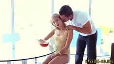 تشغيل الألسنة في الحمار والجمل والفم العميق مع البصق على الكرات