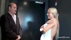 Afspelen Blonde met orale extensions penis van een rijke kale man