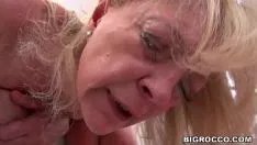 Reproducir La vieja escort folla ahora como en su juventud con un hombre con ganas de sexo