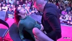 Jouer Pénétrée durement dans le club par une africaine aux gros seins