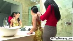 تشغيل اثنين من السمراوات يمارسون الجنس الثلاثي مع نادل في حفلة الفتيات