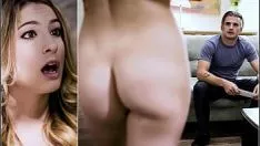 Abspielen Die Blondine, die ihre Brüste mit Gleitmittel einschmiert, soll möglichst attraktiv sein