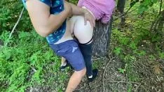 Reproducir En el bosque, esta chica sexy tiene una pareja sexual fija a su gusto.