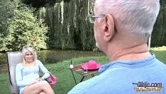 Odtwórz Starsza pani obciąga ją tak dobrze, że dostaje zawrotów głowy