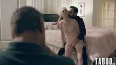 Jouer Il frotte si bien la bite de sa copine qu'il n'a pas besoin qu'elle se déshabille