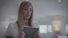 Jouer Cette blonde aux fesses sexy a des seins très lâches et veut se faire baiser dans la bouche