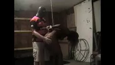 Redare Este legata cu mainile la spate aceasta pizda super slaba si mica de statura