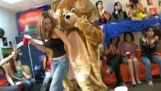 Reproduzir Quando essas duas garotas batem no pau, elas brigam para ela chupar mais forte