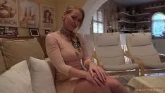 Jouer Son cadeau pour elle est une bonne baise orale