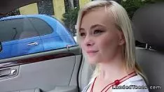 Afspelen Prostituee langs de kant van de weg, blondine die accepteert om te pijpen