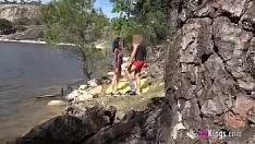 Reproduzir Na praia de nudismo, ele encontra uma mulher nua disposta a fazer sexo com eles
