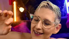Odtwórz Blondynka Emily z obsesją na punkcie spermy nie ma dość ręcznej roboty przed spermą