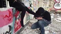 Jouer Une blonde vêtue de bas fascine par l'adoration des pieds