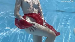 Redare Aventura erotică la piscină a lui Mimi Cica cu sânii mari și fundul strâns