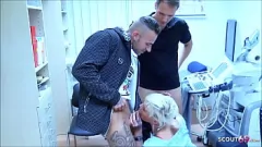 Jouer Infermiera tedesca ingannata in un rapporto a tre con creampie in clinica