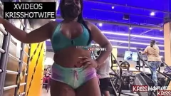 Jouer Kriss Hotwife affiche son corps tout en courbes et son orteil de chameau au gymnase