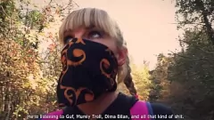 Afspelen Outdoor MILF pijpbeurt: Karina zuigt een bewaker af in een verlaten kamp