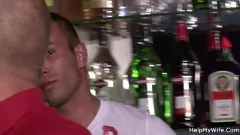 Odtwórz Zdradzająca żona Euro Babe zostaje ostro ruchana przez barmana za gotówkę