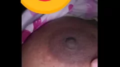 Reproducir Chica desi afeitada expone su coño en una videollamada