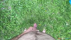 Abspielen Outdoor-Masturbation im Wald: Das Solo-Abenteuer eines jungen Mannes