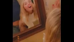 Jouer Suce rapide dans la salle de bain et baise dans un miroir de Teen Sensation lors d'une réunion de famille