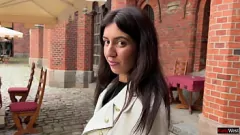 Odtwórz Debiut analny amatorskiej brunetki w porno z publicznym podrywem