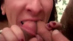 Abspielen X-bewertete Solositzung der Frau: große natürliche Titten, Masturbation und Geschlecht zu Hause