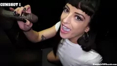 Reproduzir Vá Charlie! Mostre -nos o que você tem! -Blowjob Hot Gloryhole e ação de gozar