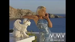 Oynat Retro Monika Benz, hardcore karşılaşmada dağınık bir açık hava yüzünü alır