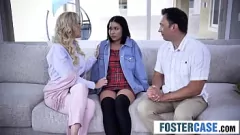 Reproduzir Threesome a vapor com MILF peituda e irmã adolescente
