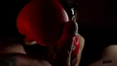 Reproducir Mistress da una mamada dolorosa con guantes de boxeo