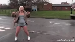 Odtwórz Brytyjski MILF miga i sikania w parku publicznym
