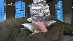 Reproduzir Casque de travesseiro de cetim e jaqueta Super Puff, cheia de porra