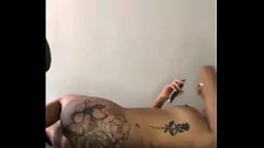 Reproducir El bailarín de ébano tatuado se vuelve duro y exótico en Cincinnati