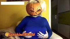 Reproduzir Halloween com tesão com sol de peito grande em cosplay assustador