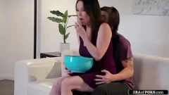 Jouer La Rayveness MILF mature donne une bonne joie et une pipe au beau-fils