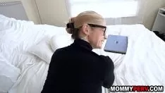 تشغيل المرأة الناضجة تشاهد الإباحية ويتم استغلها على ظهرها من قبل الطالب