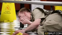 Odtwórz Zachółka zostaje przyłapana na pieprzonym tyłku brunetki w szatni
